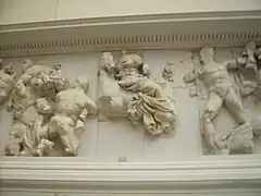 au centre, femme à cheval