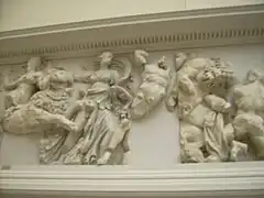 géant barbu assailli par une femme et deux hommes nus