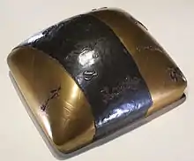 Écritoire à décor de pont flottant et calligraphie. Attr. à Hon'ami Kōetsu. Décor: maki-e, feuille de plomb. L. 29,9 cm. Musée national de Tokyo