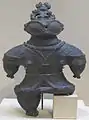 Dogū aux yeux exorbités. Terre cuite noire, H. 34,3&nbsp;cm. Jōmon final. Kamegaoka, Préfecture d'Aomori. Musée national de Tokyo.
