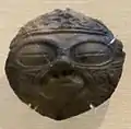 Masque domen. Terre cuite noire, D. 11,5&nbsp;cm. Jōmon Final. TNM.