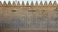 Crête ornée de merlons crénelés (Apadana, escalier est)