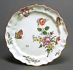 Plat décoré du motif « rose » et d'insectes, Pesaro, milieu du XVIIIe&nbsp;siècle.