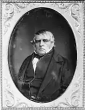 Portrait en médaillon d'un soixantenaire dans un costume à col montant.