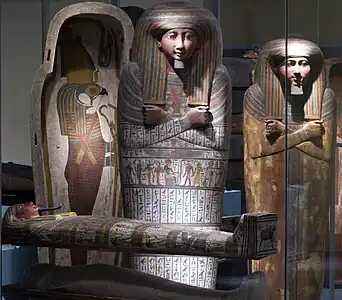 Tombe de Petisis, XXVe&nbsp;dyn., momie, sarcophages anthropomorphes interne, intermédiaire et externe, Rijksmuseum van Oudheden, Leyde