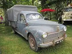 Plateau bâché à ridelles.