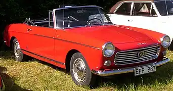 Une 404 cabriolet immatriculée en Suède.