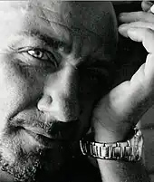 Portait en gros plan, noir et blanc, de Philippe Tome.