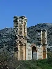 deux piliers massifs reliés par un mur percé d'une porte