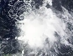 Philippe le 2 octobre près des Petites Antilles. On peut voir le centre, la spirale, bien au nord-ouest de la masse nuageuse à cause du fort cisaillement.