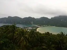 Vue générale de l'Ile de Ko Phi Phi Don depuis le site de « View point ».