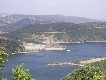 Lac et barrage de Caramany.