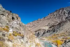 Le monastère de Phuktal au-dessus de la Tsarap River (en) dans le Ladakh.
