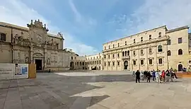 La place de jour avec sur la gauche la façade nord de la cathédrale, au centre le palais épiscopal et à droite le palais du Séminaire.