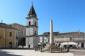 Le campanile et la fontaine Chiaromonte.