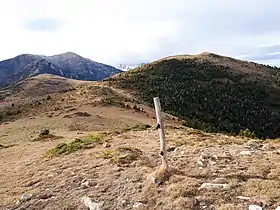 Vue du pic de l'Estelle (à droite) depuis l'est ; à gauche, le pic Gallinasse (2&nbsp;461&nbsp;m).