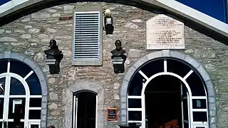 Pic du Midi de Bigorre Stéles en hommage à Nansouty et Vaussenat.