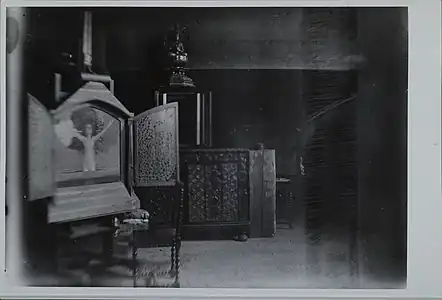 Dans l'atelier de l'artiste à Kalela.