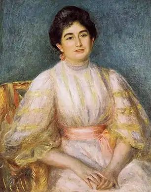 Portrait d'une femme élégante assise, en robe claire à manches bouffantes.