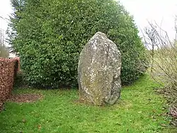 La Pierre du Pôt dans le parc de l'arboretum.