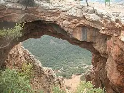 La Keshet Cave (en), une arche naturelle située sur une crête près de Nahal Betzet (en).