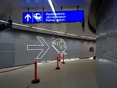 Couloir entre l'aéroport et la gare.