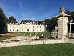 Façade Nord, avec le portail d'entrée, le pilastre et son fossé.