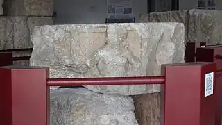 Photographie en couleurs d'un assemblage de blocs sculptés représentant un personnage.