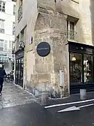 Pilier nord de la porte de Bourbon.