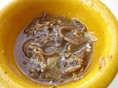 Pissalat d'anchois, huile d'olive, et aromates.