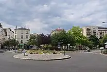 Photographie en couleur d'une place.