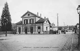 Place de la gare au début du XXe&nbsp;siècle (chemin de fer de l'Ouest).