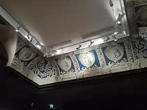 Plafond décoré avec volutes bleues de personnages locaux tels que Pierre Borel.