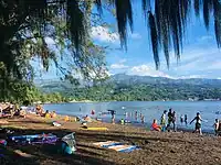 Plage de sable noir à la pointe Vénus