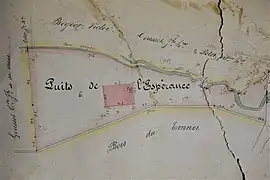 Plan de masse montrant la parcelle en rouge et le puits en noir.