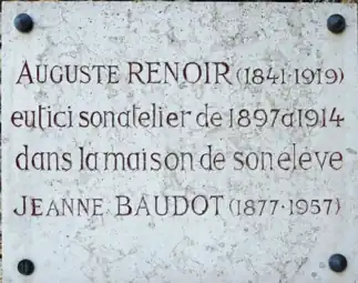 Plaque indiquant qu'Auguste Renoir a eu son atelier dans la maison de Jeanne Baudot au 4, rue du Général-Leclerc à Louveciennes.