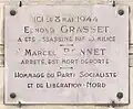 Plaque au no&nbsp;9 inaugurée le 18 mai 1946, rendant hommage à Edmond Grasset, assassiné par la Milice le 8 mai 1944 et à Marcel Bonnet, arrêté et déporté.