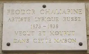 Plaque au 22 avenue d'Eylau (16e arrondissement de Paris), où il vécut.