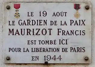 Plaque au no&nbsp;7 rendant hommage à Francis Maurizot, mort pour la Libération de Paris.