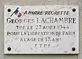 Plaque au no 67 en hommage au résistant Georges Lachambre, tué pendant la Libération de Paris.