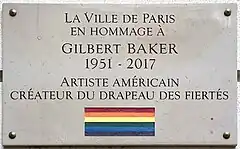 Mémorial officiel en hommage à Gilbert Baker sur la place des Émeutes-de-Stonewall.