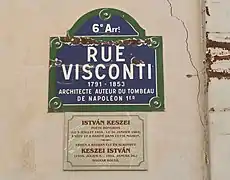 Plaque au croisement avec la rue de Seine, en hommage au poète hongrois Istvan Keszei&nbsp;(hu).