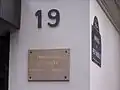 Plaque commémorative de la mort de Jean Genet au no&nbsp;19.