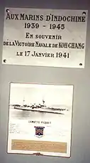 Plaque commémorant le 60e&nbsp;anniversaire de la bataille navale de Koh Chang, apposée dans la salle du Souvenir, au fort-musée Montbarrey, à Brest, le 17 janvier 2001, en présence d'une vingtaine de membres des forces navales d'Extrême-Orient 1939-1945.