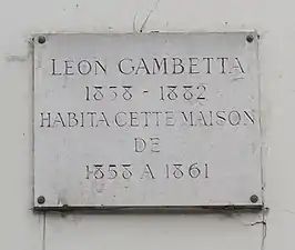 Plaque au no&nbsp;7 en hommage à Léon Gambetta.