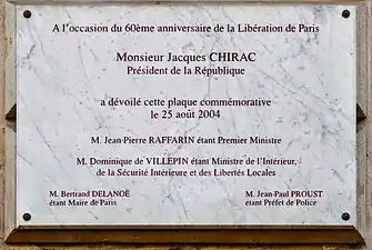 Plaque au no&nbsp;7 célébrant la Libération de Paris.