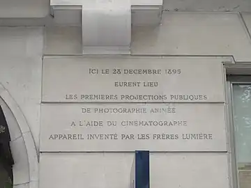 Inscription commémorative sur la façade du Café Lumière.