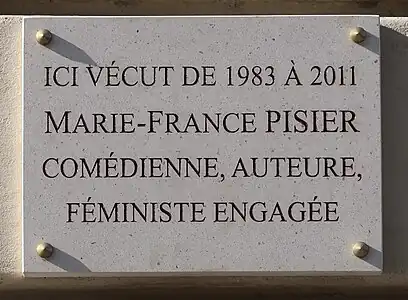 Plaque au no&nbsp;26 en hommage à Marie-France Pisier.