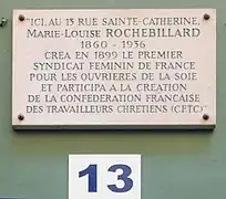 Plaque commémorant la création d'un syndicat féminin en 1899 par Marie-Louise Rochebillard, au 13 de la rue.