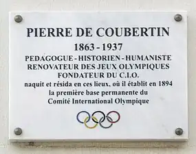 Plaque commémorative posée sur la façade de la maison natale de Pierre de Coubertin.
